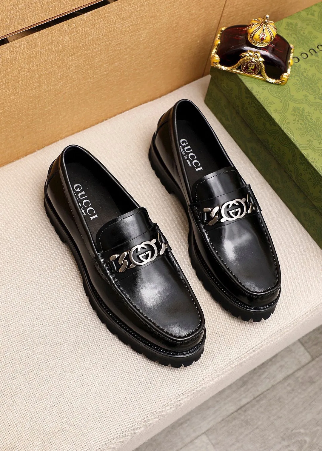 Men's shoes 💰460 💐 Product trademark: GUCCI "Gucci" casual leather shoes Regular size: 39-44 (38.45🉑️customized) Product materials: Selected imported first-layer open-edge beaded cowhide upper + luxury hardware buckle, imported water-dyed cowhide leather lining. Strong three-dimensional visual effect, foam outsole Color: 2⃣️colors available